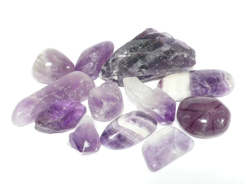 Amethyst in verschiedenen Formen – Edelsteine im Orgonit
